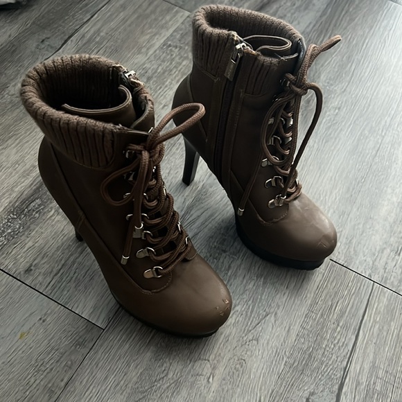 Jennifer Lopez Boot Heels - Picture 3 of 7